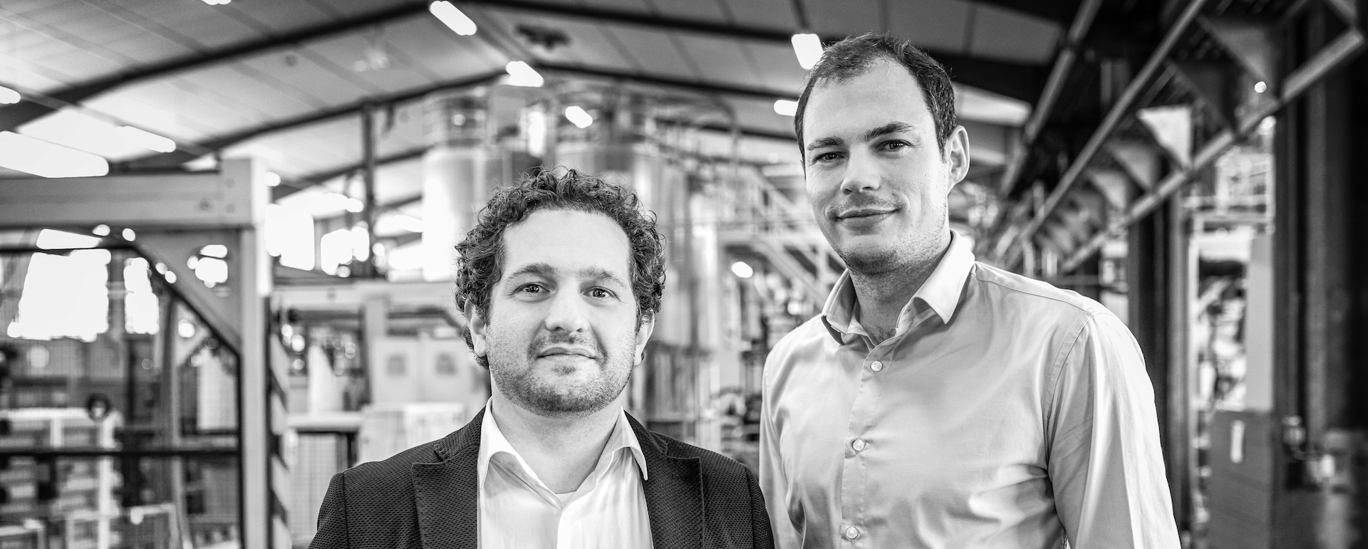 Tobias Schierholt und Philipp Mählmeyer in einer Produktionshalle